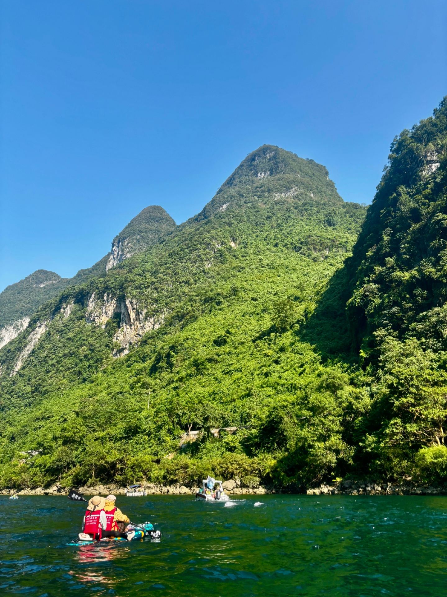 廣西玩水天花板天峨藍刀魚風暴，沉浸式魚群秘境