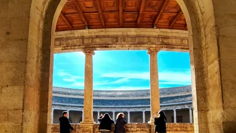 Complete Guide to the Alhambra | Granada's Moorish Red Fortress — traveler post in Spain