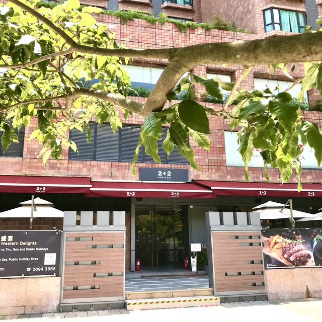 2+2 Cafe & Bar