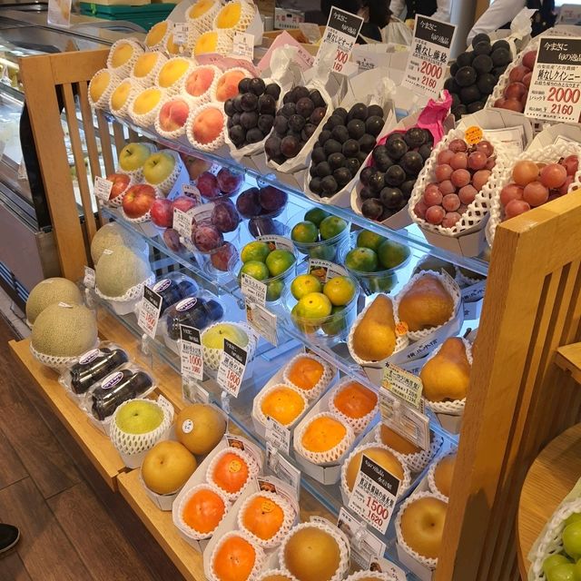 Fresh seasonal fruit store  Fresh seasonal fruit store