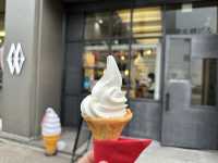 北海道・札幌。『SHIRAYUKI(白雪)』の北海道牛乳100%使用。赤いナプキンに包まれたソフトクリーム。 