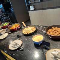 Swissotel the Stamford - Breakfast/Happy Hour