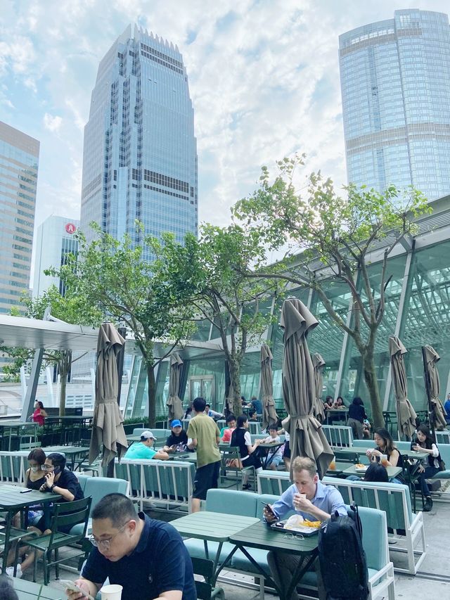 開心的啃漢堡， 和朋友歡快的搶炸雞吃，還有最美全海景！大滿足！