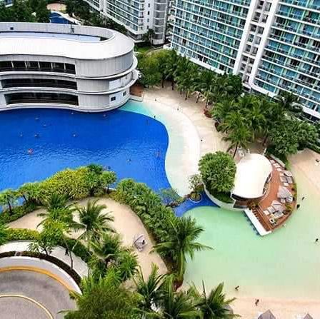 BEACH IN THE MIDDLE OF A CONCRETE JUNGLE!