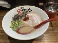 福岡・天神。『豚骨セワン』の博多豚骨ラーメンは『赤・白・黒』の3種類