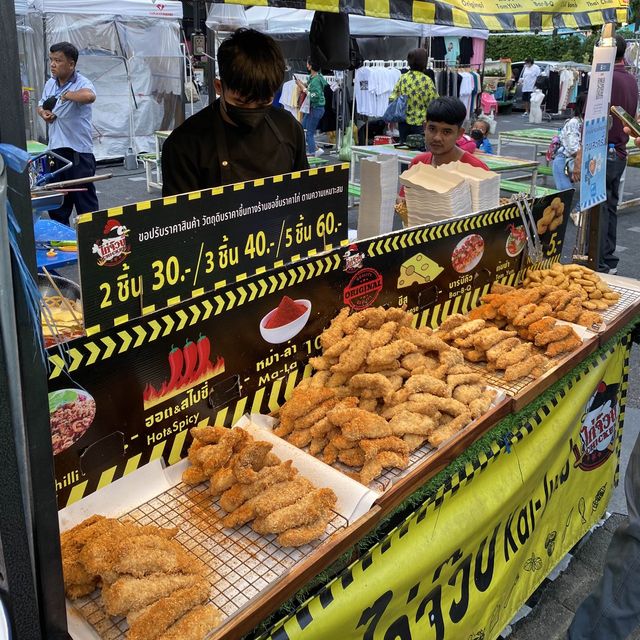 ชิม ช๊อป ชิลล์ ที่ตลาดนัดหน้าเดอะสตรีท