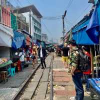 😍🚂Railway Market in BANGKOK🍎🥕