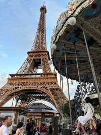 Eiffel Tower下的Merry-go-round 