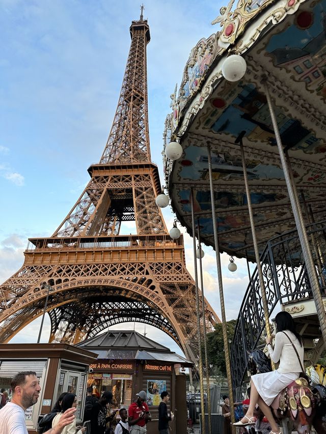 Eiffel Tower下的Merry-go-round 