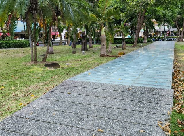 高雄前金-下棋乘涼走迷宮|中央公園|（像渡假村的超大型公園）