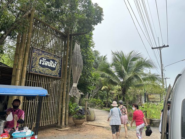 แวะชิมอาหารพื้นเมือง ร้านอาหารเรือนไม้