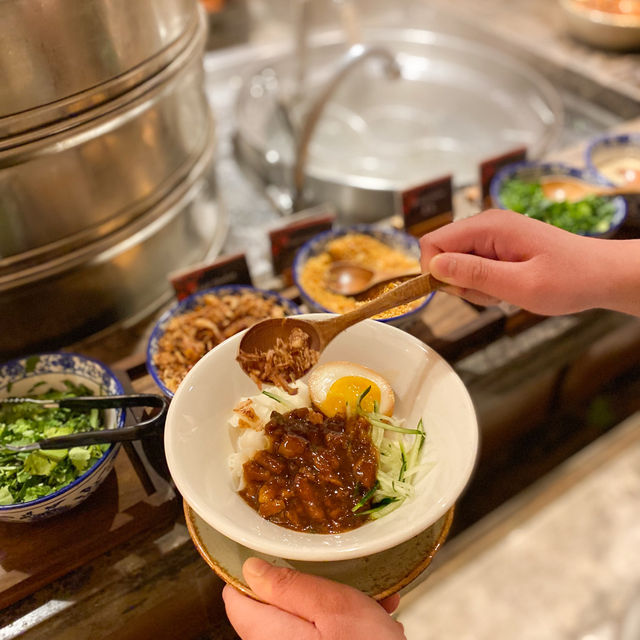 「東方之味薈萃自助餐」：餐廳口碑驚喜，必試鮑魚刀削麵及紅糖滋粑！