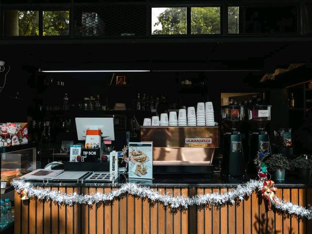 คาเฟ่สุดเท่ คุมโทนสีดำ กาแฟดี อาหารอร่อย