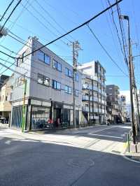 【田中稲荷神社/東京都】尻尾の太く可愛いらしい狐像がお出迎え