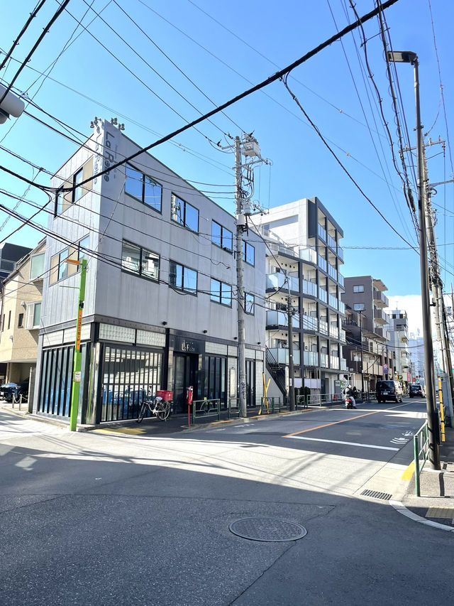 【田中稲荷神社/東京都】尻尾の太く可愛いらしい狐像がお出迎え