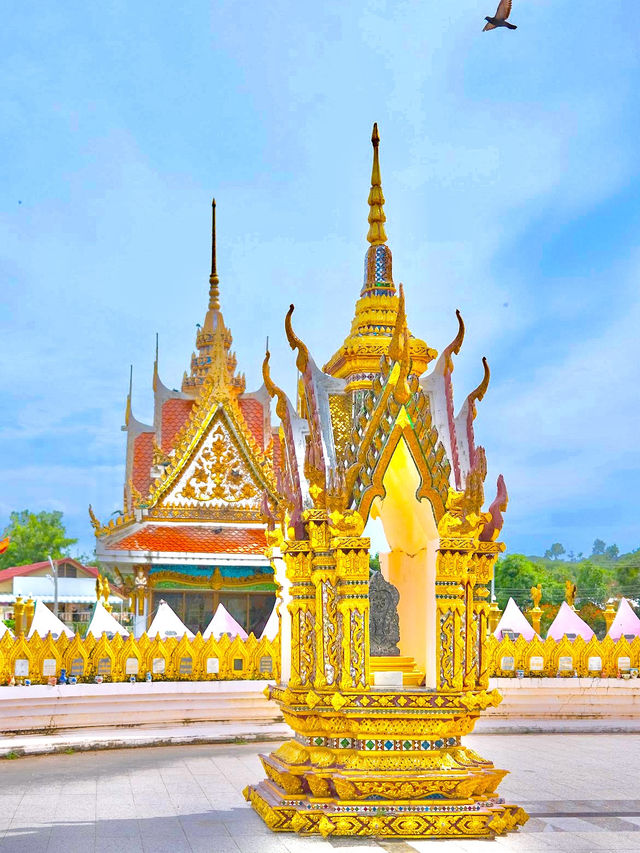 Wat Plai Laem 