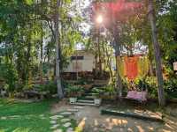คาเฟ่ริมน้ำในรีสอร์ท The Antique Riverside 