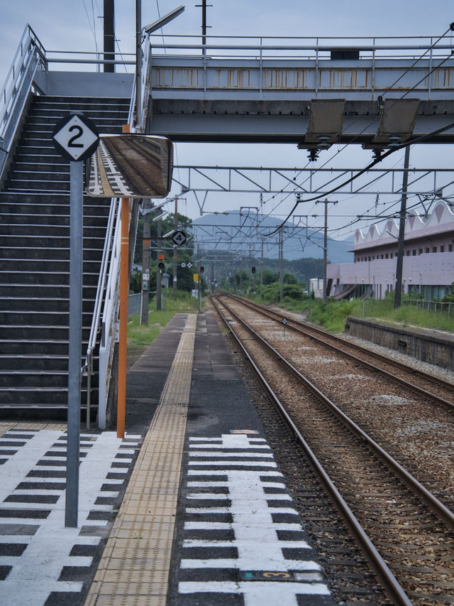 【岡山】アートプロジェクトの一環からできたモノクロの格子の無人駅🚉