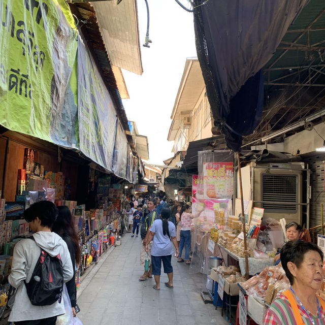 ชมตลาดเก่าช็อปกันเพลิน