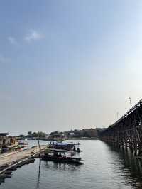 ล่องเรือชม วัดกลางน้ำ เมืองบาดาล สังขละบุรี