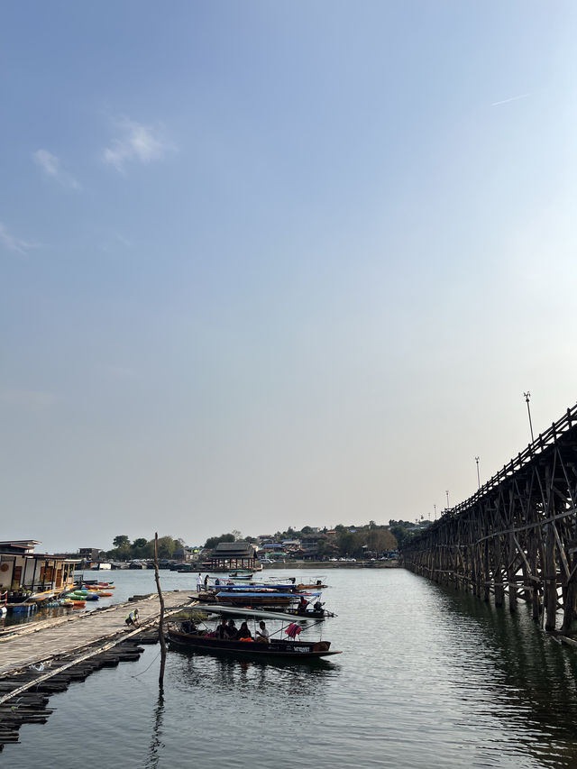 ล่องเรือชม วัดกลางน้ำ เมืองบาดาล สังขละบุรี