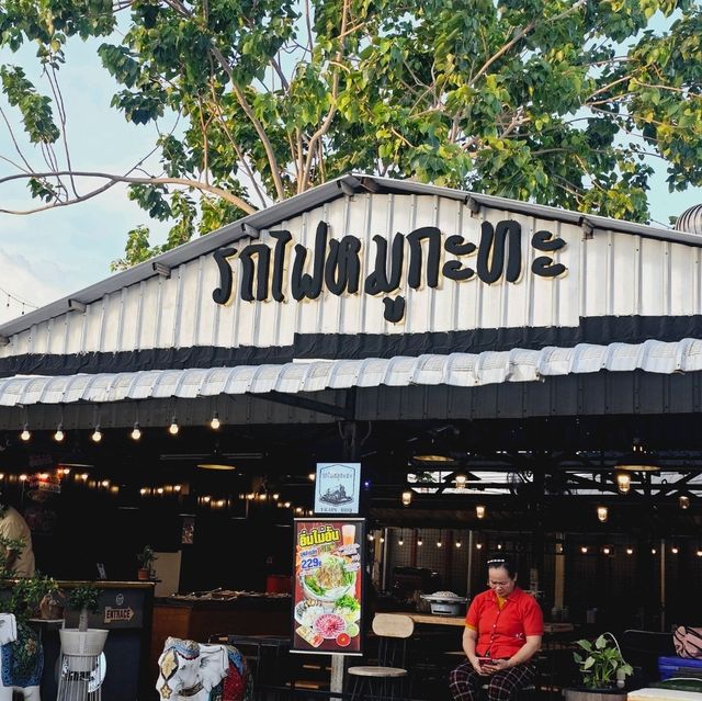 ตลาดนัดรถไฟศรีนครินทร์ Train Night Market