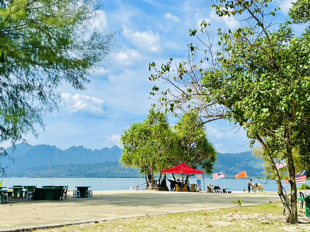 A tropical paradise with stunning beaches 🇲🇾