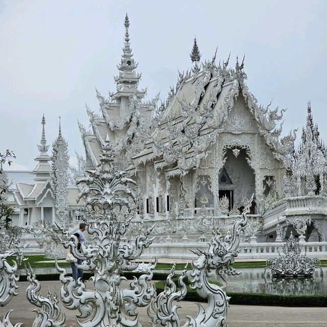เที่ยวเชียงราย ไหว้พระวัดร่องขุ่นสวรรค์บนดิน