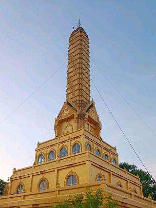 Wat Phra Prang Muni, Sing Buri Province