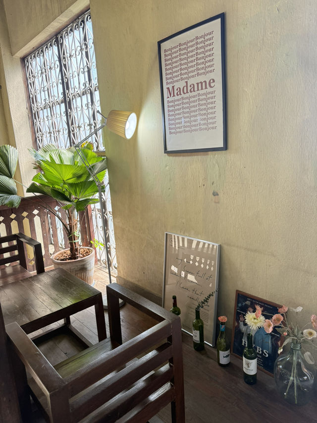 📍คาเฟ่ลับใจกลางเมืองลำพูน“Apollo Cafe"