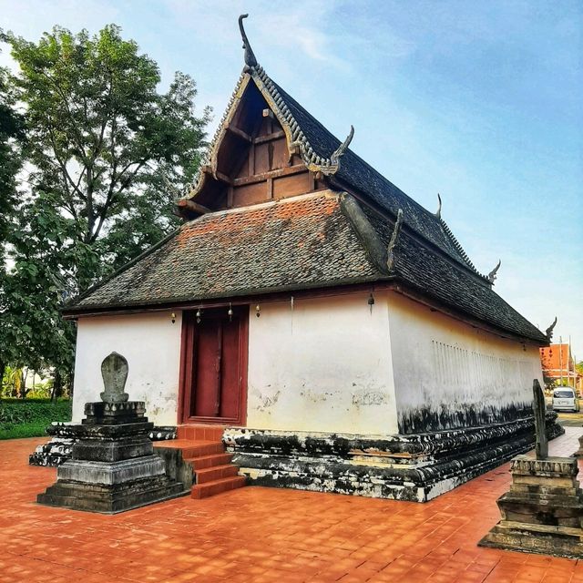 ชมโบสถ์และกราบพระพุทธรูปสมัยสุโขทัย