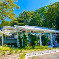 Inthanin Cafe คาเฟ่ริมทะเลอ่างศิลา