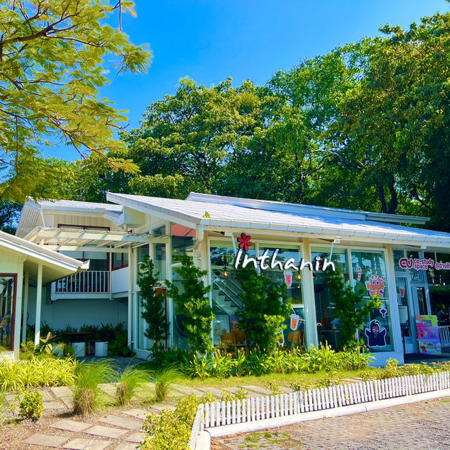 Inthanin Cafe คาเฟ่ริมทะเลอ่างศิลา