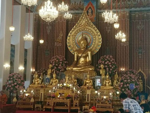 พาคุณพ่อมาไหว้พระ วัดชนะสงคราม