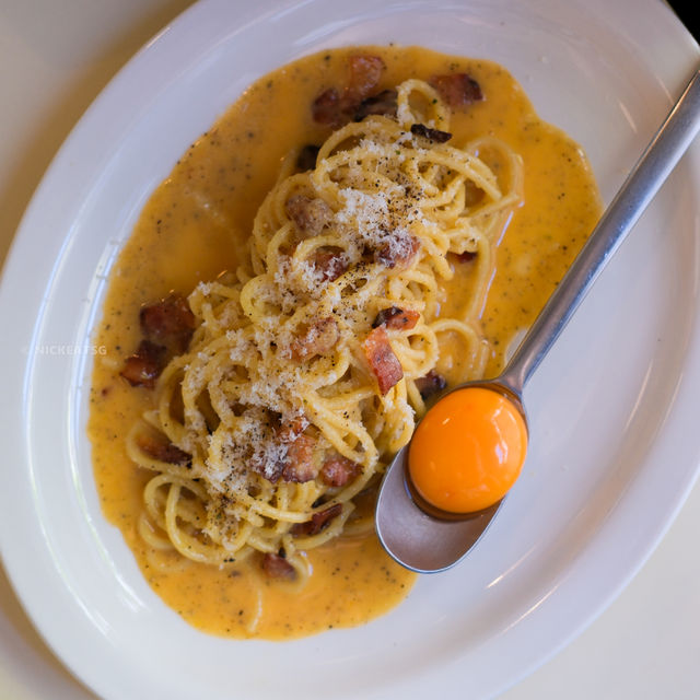 Huus Plate: A Cozy Bangkok Cafe with Festive Vibes and Artistic Flair