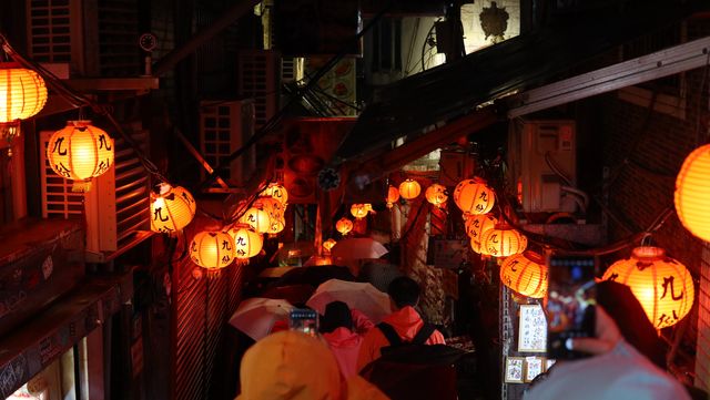 Wander around the magical area of Jiufen (九分) at night