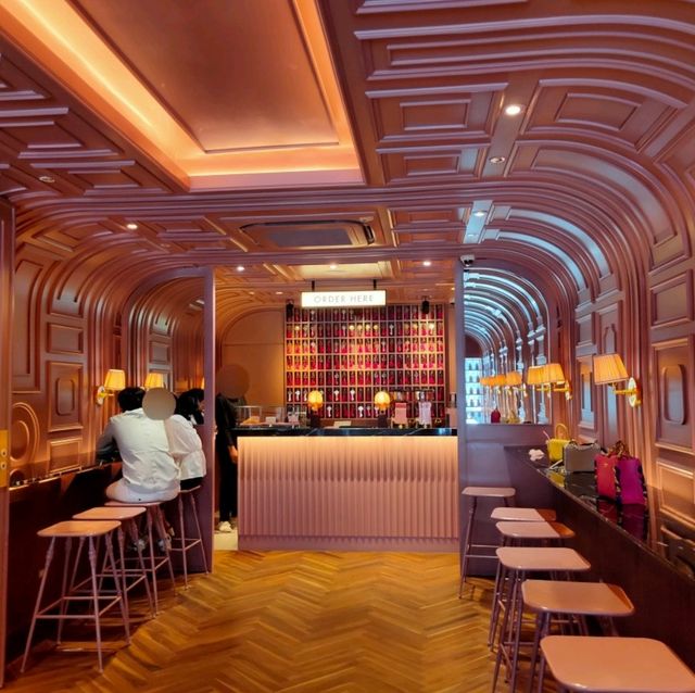 【バンコク】ピンクで可愛い The Cassette Coffee Bar