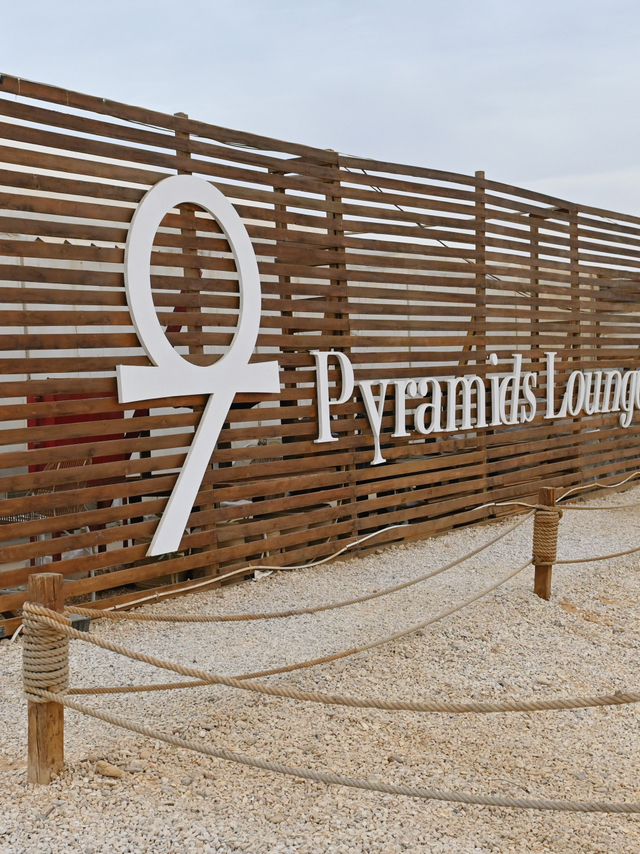 9 Pyramids Lounge 