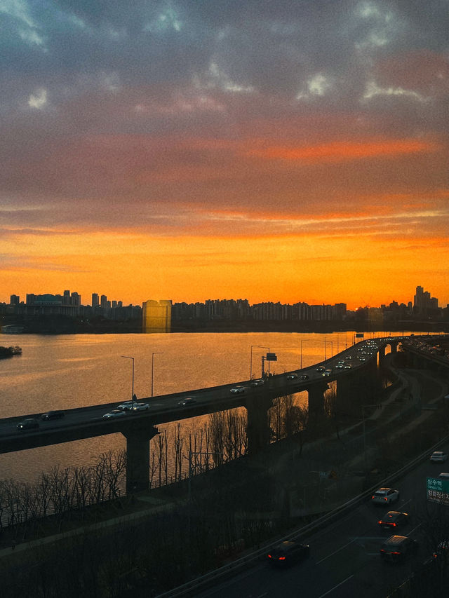 노을진 풍경을 만끽할 수 있는 카페🌆
