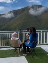 Mountain Views and Good Vibes: Chit-Chatting with Friends