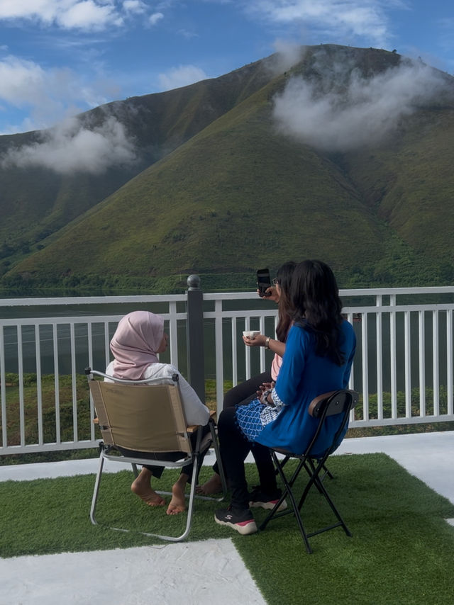 Mountain Views and Good Vibes: Chit-Chatting with Friends