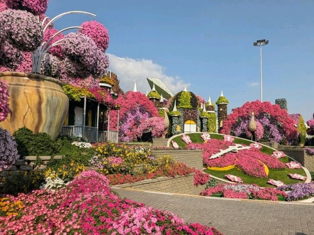 花を使った大スケールの作品に写真撮影が止まらない「ドバイ奇跡の庭園」
