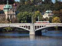 捷克🇨🇿漫步查理大橋：藝術、歷史與風景的完美交織