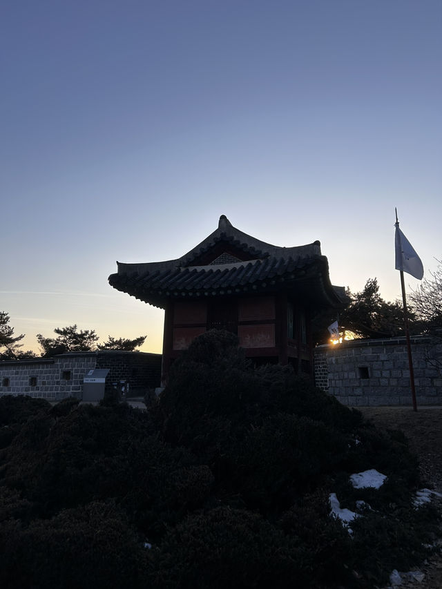 수원화성 북서쪽의 웅장한 성곽 시설 3층 화포대가 복원된 조선 시대 군사 요충지 서포루🇰🇷