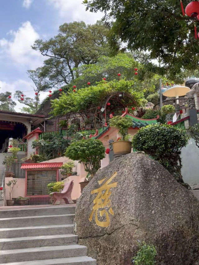 “Sak Dato Temple: A Spiritual Sanctuary Amidst Nature’s Beauty!” 