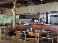 ร้านนั่งชิลล์ริมทะเล บนเกาะมะพร้าว 