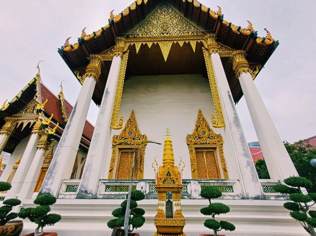 泰國曼谷湄南河畔著名古跡皇家寺廟景點：Wat Uthai Tharam，雄偉泰式寺廟建築群，適合打卡拍照📸