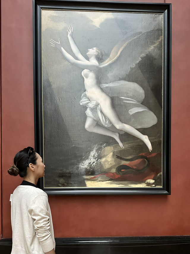 Musée du Louvre: A Parisian Dream! 🏛️🌟