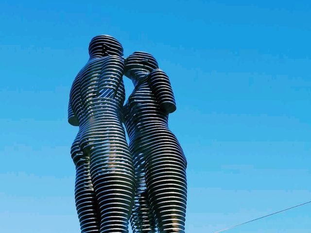 格魯吉亞巴統著名雕像景點：Ali & Nino Statue阿里和尼諾雕像，適合打卡拍照📸