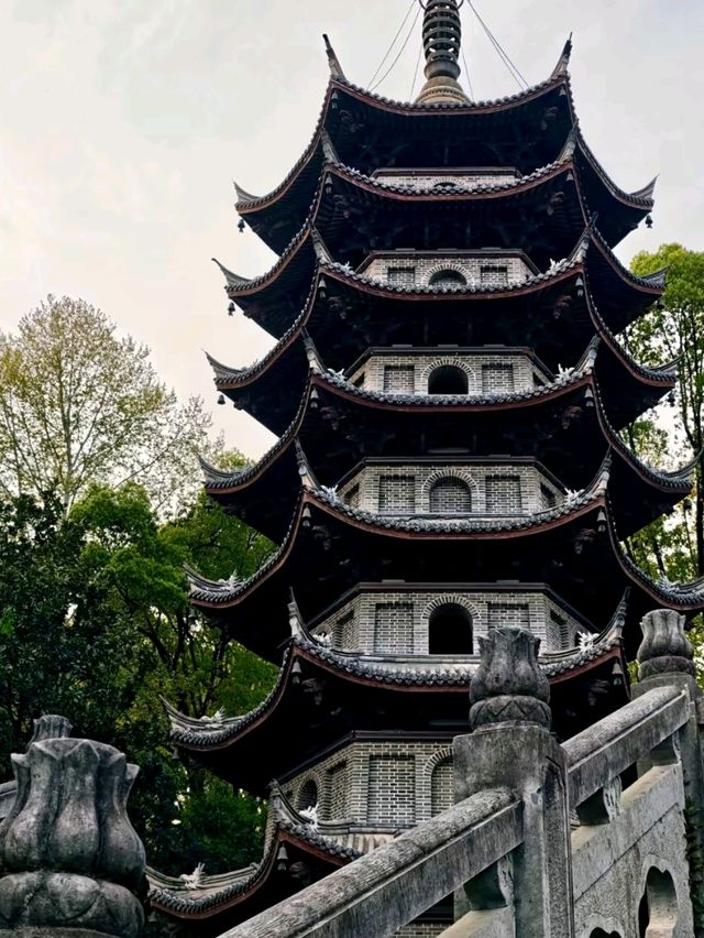 Lushan Park: A Towering View of Shengzhou